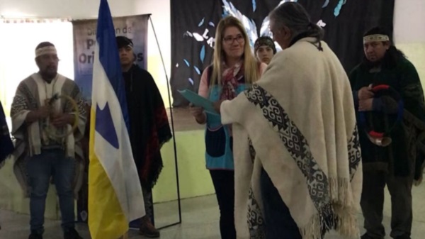 La bandera Mapuche-Tehuelche fue entregada ayer en un emotivo acto a la escuela 173 del Bº Planta de Gas.