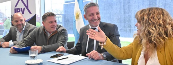 Sonrisas. Una postal de los funcionarios municipales y provinciales durante la apertura de los sobres para ejecutar viviendas en el sur.