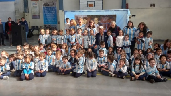 Los niños del Colegio Don Bosco asistieron con la camiseta de la Selección y se fotografiaron con Calderón.