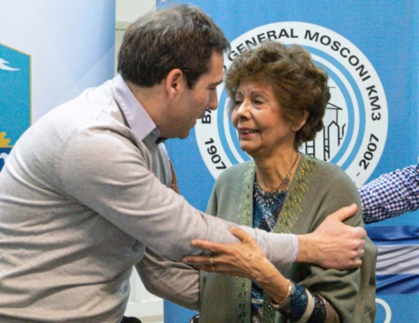 El intendente Juan Pablo Luque junto a la vecinalista Ester Cordero.