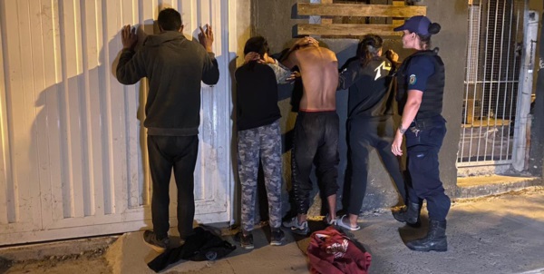 La osadía de los jóvenes les costó cara. Varios de ellos fueron detenidos por los efectivos policiales.