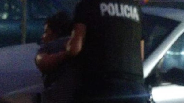 La mujer fue detenida luego de amenazar con un cuchillo a su hijo.
