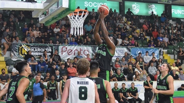 Gimnasia abrió el año con amplia victoria ante Atenas en el Socios Fundadores.
