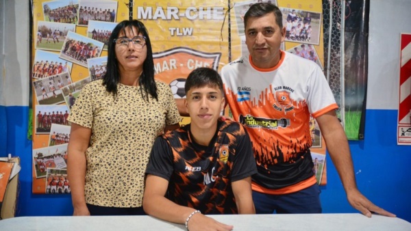 Diego Cheuquepal posa junto a sus padres Silvia y Jorge. Foto: Alberto Evans.
