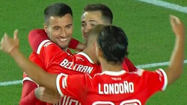 Mammana marcó el primer gol de River, tras un rebote del arquero.