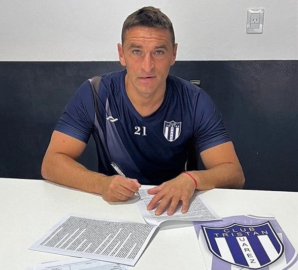 El delantero jugará durante toda la temporada 2023 en el club, que intensifica las negociaciones para cerrar el pase de Beto Bologna.