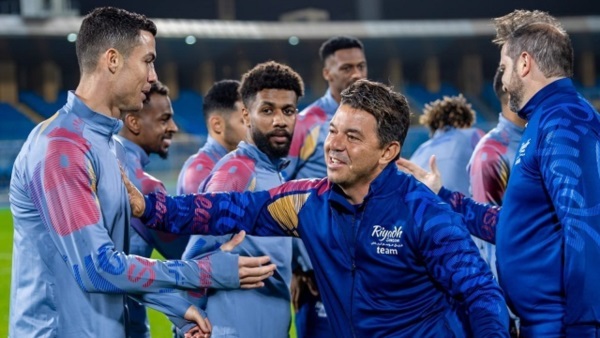 El Muñeco dirigió la práctica del combinado integrado por jugadores de Al Nassr y Al Hilal.