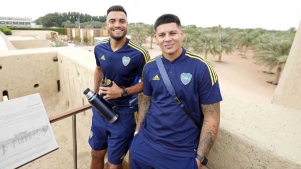 Romero, en la foto con su amigo Marcos Rojo, no estaría para jugar. El platel visitó Al Ain.
