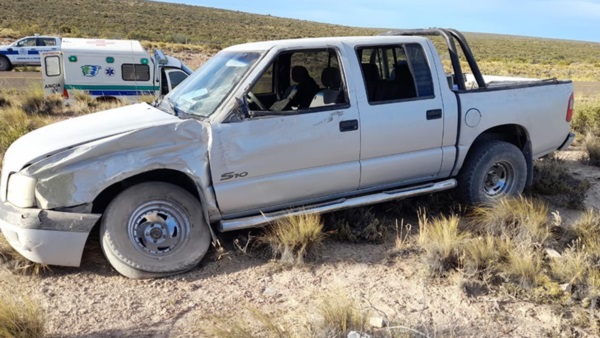 La camioneta Chevrolet S10 muestra los daños que produjo el despiste.