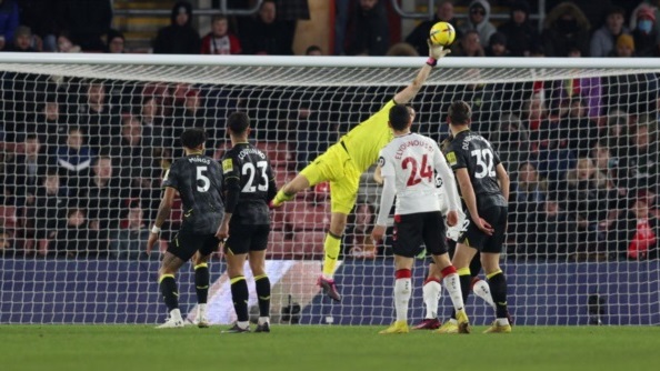 "Dibu" se lució en la jornada de hoy ante Southampton. Foto: Emiliano Martínez. 