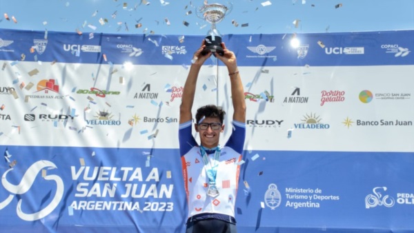Crozzolo, con la copa. Foto: Ciclismo XXI.