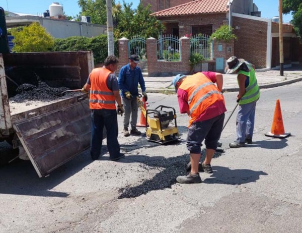 Cuadrillas de Obras Públicas municipal trabajan en las calles.