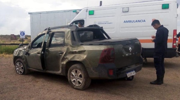 La camioneta Duster Oroch sufrió importantes daños materiales.