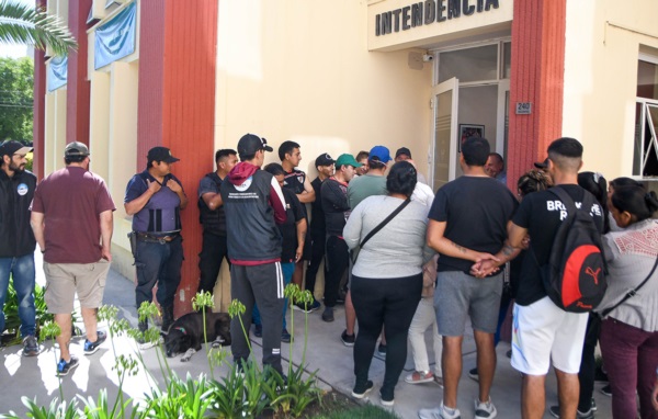 Las mujeres y hombres de la pesquera Fuertes Vientos pidieron al intendente que intervenga en el conflicto.