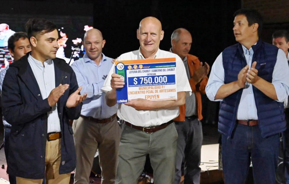 Sonrisas. Una postal de los funcionarios durante el tradicional Encuentro Provincial de Artesanos.