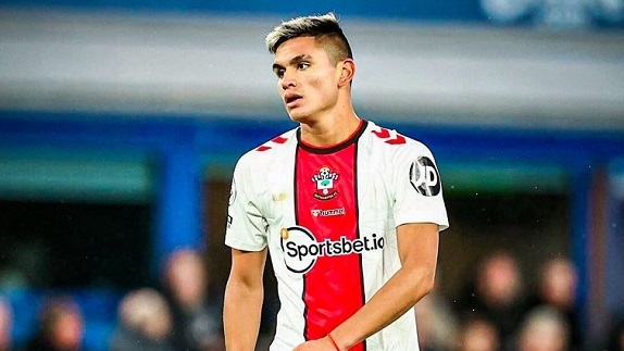 Charly Alcaraz fue el jugador con más recuperaciones [12] y más gambetas completadas [3/3] en su primera titularidad en Southampton.