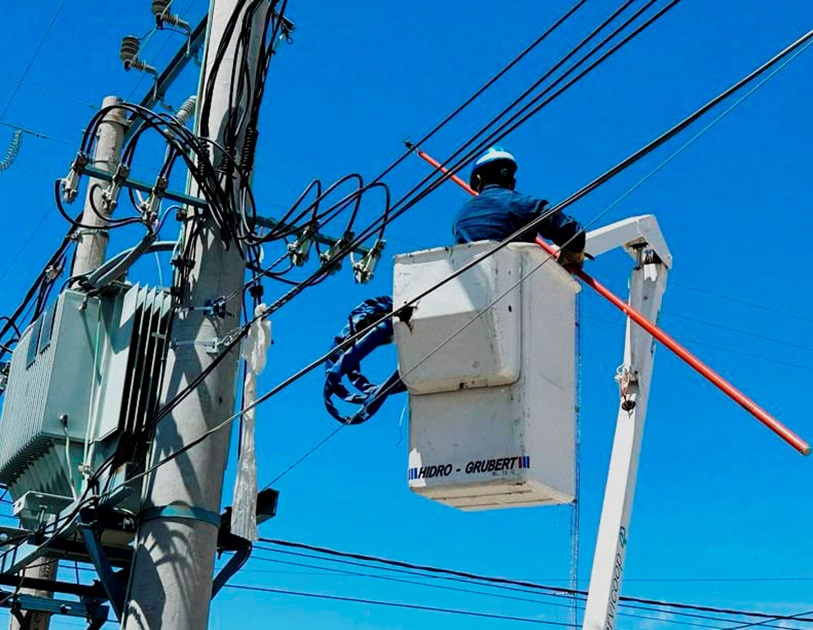 Un peligro. La empresa cortará la fibra óptica que esté mal colocada.
