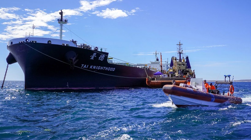 El Tai Knighthood trasladado por el remolcador en aguas del Golfo.