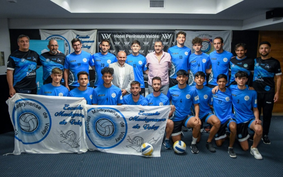 La Escuela Madrynense de Vóley, junto a Gustavo Sastre.