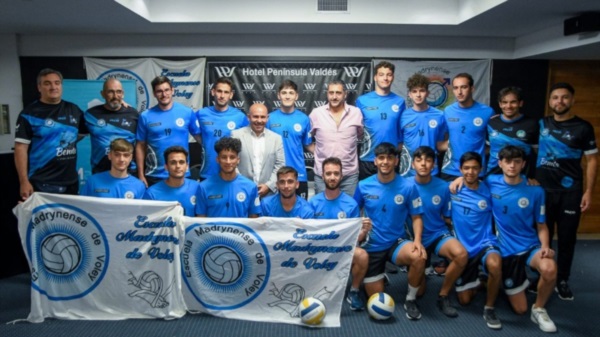La Escuela Madrynense de Vóley, junto a Gustavo Sastre. 