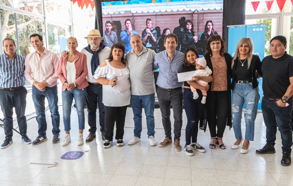 Sonrisas. Los responsables de las murgas junto con los funcionarios durante la entrega de los aportes. 