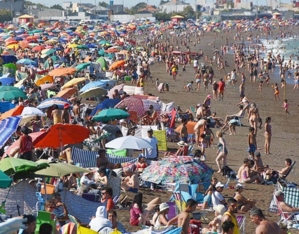 Costa. El verano volvió a mostrar su mejor cara en el Valle Inferior y todos rumbearon hacia el mar.