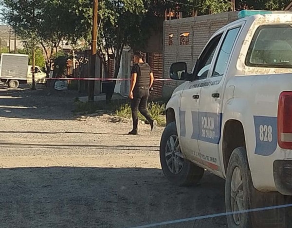 Efectivos policiales recorriendo la zona de la esquina de Sarmiento y Lombardo. Hoy habrá más certezas.