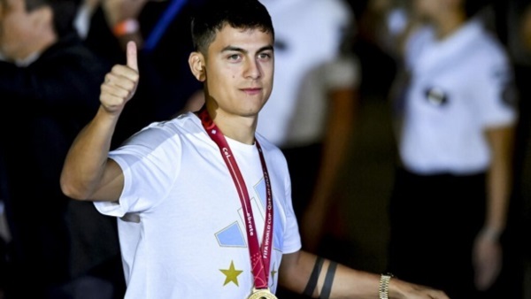AS Roma informó que Paulo Dybala le regaló la medalla de Campeón del Mundo al Archivo Histórico del Club.