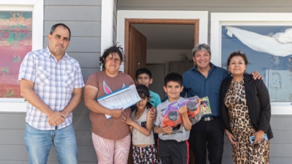 Felicidad. Dos vecinas de la ciudad petrolera ya mejoraron su calidad de vida con la entrega de sus viviendas, un gran paso en sus historias.