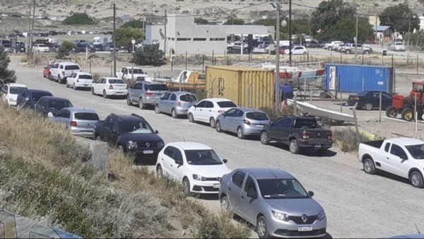 Las playas de Puerto Pirámides repletas de turistas que recurrieron allí por las altas temperaturas.