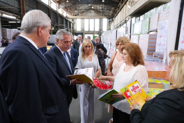 El jefe de Estado junto al ministro de Educaciòn Jaime Perczyk, en Pompeya.
