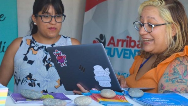 En el stand interactúan con las personas que veranean en la playa.