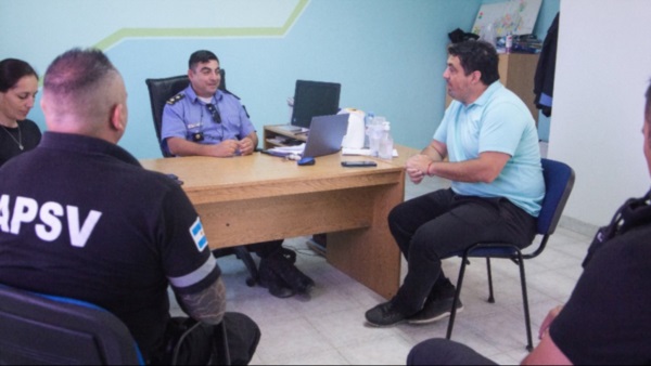 el secretario de Gobierno, Miguel Larrauri junto a la Policía, la APSV  y Tránsito municipal en la reunión.