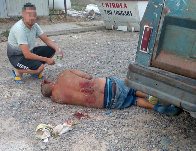 El individuo fue trasladado de urgencia al Hospital Zonal de Trelew.