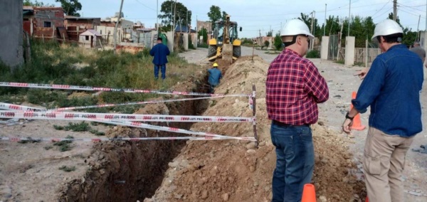 Cuadra por cuadra. Una postal de los trabajos en la barriada para que las familias cuenten con los servicios básicos y esenciales.