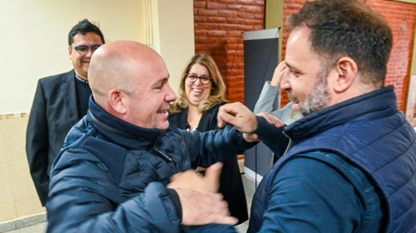 José Glinski en un abrazo afectuoso con el intendente Gustavo Sastre.