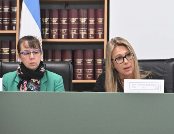 Enojadas. Las juezas Marín (izquierda) y Breckle, algo molestas. 