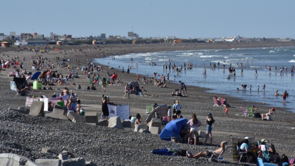 Playa Unión, este miércoles a la tarde, repleta de gente. Foto: Sergio Esparza/Jornada.