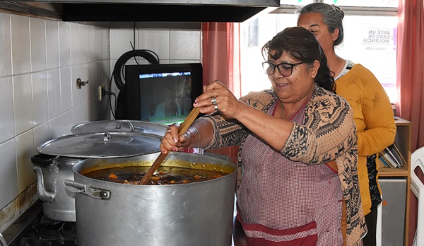 Familias enteras concurren a retirar su vianda. Hasta ayer realizaban 105 viandas y la demanda crece.