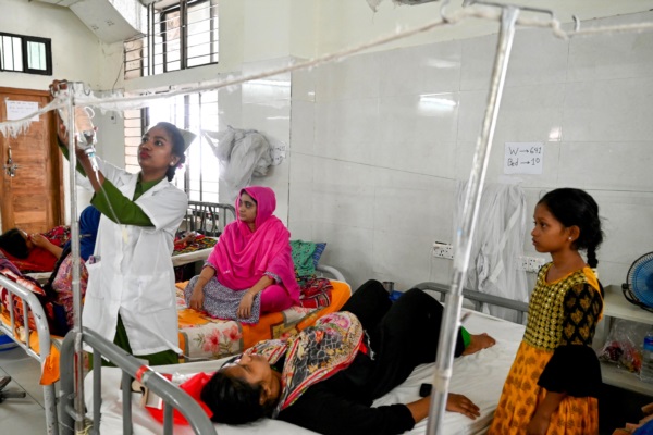 Varias mujeres reciben tratamiento contra el dengue en el hospital Shaheed Suhrawardy Medical College de Dhaka.