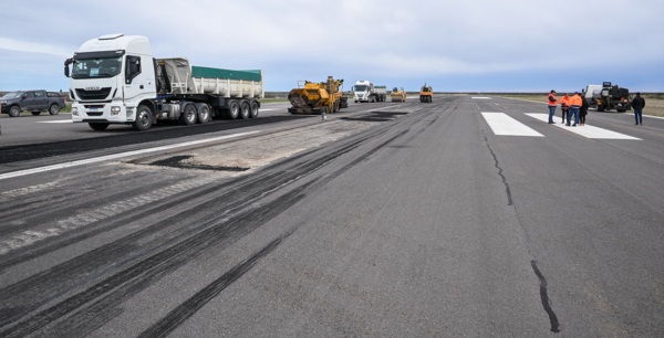 Trabajos. Una postal de las labores que se desarrollan en la estación aérea de Puerto Madryn.  