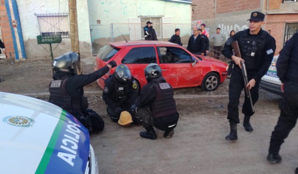 Postal habitual. Un ladrón atrapado y la Policía que llega para esposarlo en un barrio periférico, donde el delito ya parece instalado.  