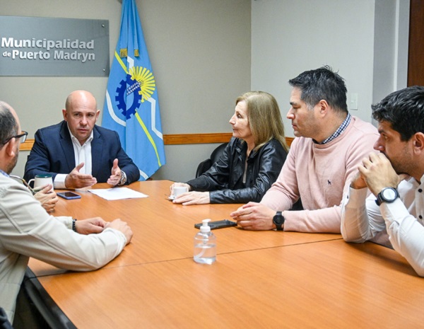 Trabajo conjunto. Una postal del intendente con las autoridades.