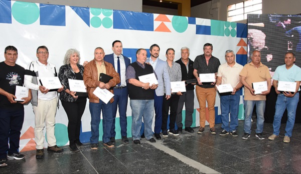 Diplomas. Empleados municipales reconocidos por su trayectoria. 