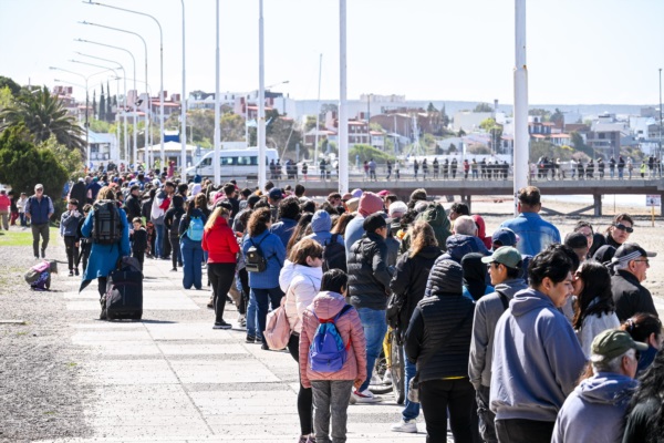 Una multitud esperando ingresar a la Fragata Libertad. Foto: Mariano Di Giusto/Jornada