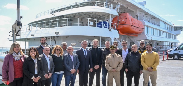 El gobernador, Mariano Arcioni, presente en el amarre del crucero MV Hondius. El buque antártico llegó procedente de Montevideo, Uruguay.