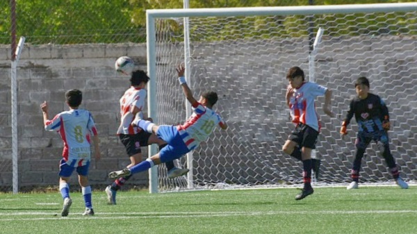 Jara, con la 10. Hizo los dos goles de su equipo hoy. Foto: Norman Evans.