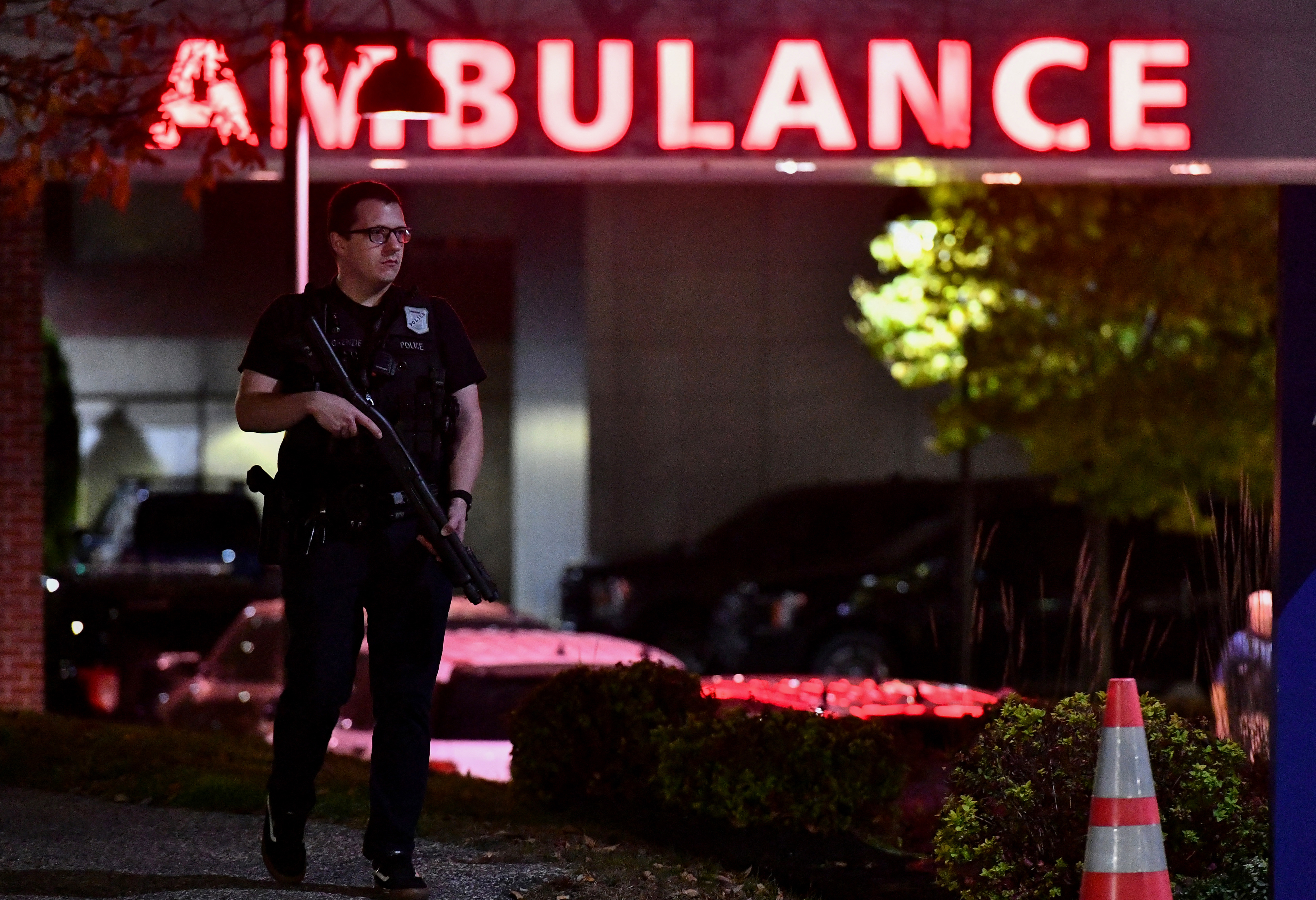 Un oficial de policía armado protege la entrada de ambulancias del Centro Médico Central Maine en Lewiston, Maine.