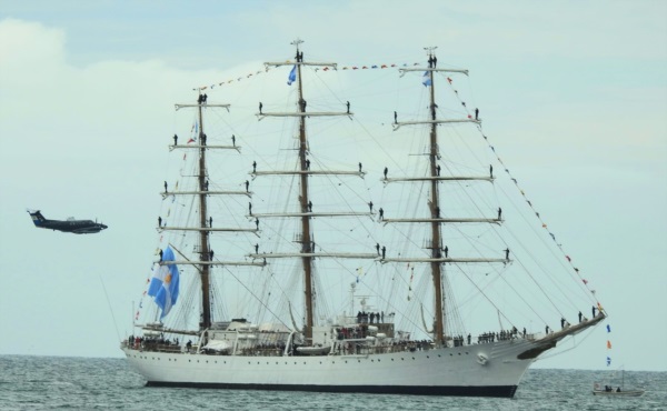 La Fragata Libertad en el muelle Luis Piedrabuena. Crédito Foto: Fotero Patagónico.
