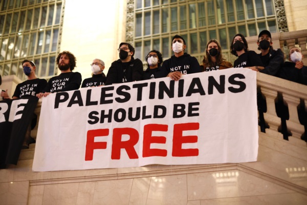 Cientos de personas convocadas por una organización judía fueron detenidas en Nueva York al pedir el cese de los bombardeos en Palestina.
